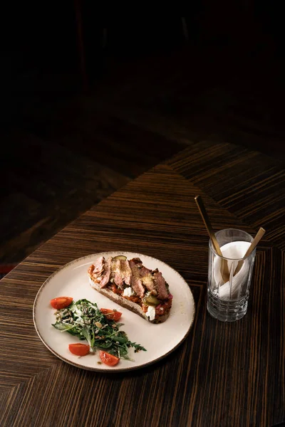 Leckere Bruschetta Mit Käsetomatensalat Und Saftigem Roastbeef Restaurant Gesunde Küche — Stockfoto