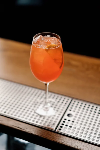 Delizioso Cocktail Spritz Aperol Piedi Sul Bancone Del Bar Nel — Foto Stock