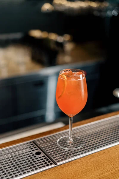 Delicious Aperol Κοκτέιλ Spritz Στέκεται Στον Πάγκο Μπαρ Στο Εστιατόριο — Φωτογραφία Αρχείου