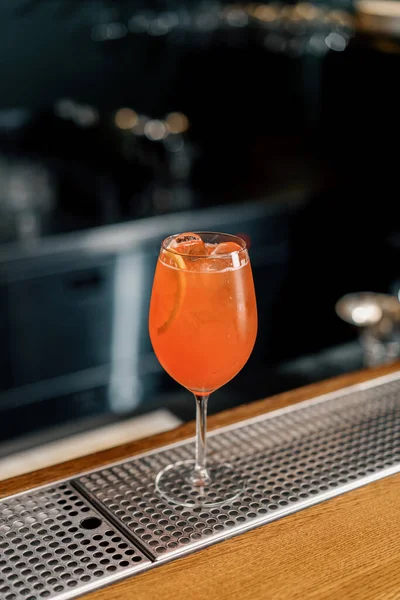 Läcker Aperol Spritz Cocktail Stående Bardisken Restaurang Bar Väntar Servitör — Stockfoto