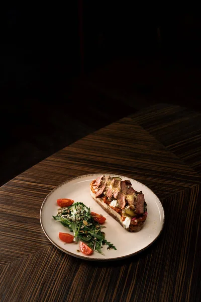 チーズトマトサラダとレストランでジューシーなローストビーフとおいしいブルスケッタ 健康食品美食 — ストック写真