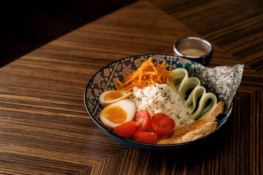 Doğu lokantasında sebzeli tavuk ve pirinç sosu. Sağlıklı Asya yemekleri.