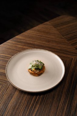 Lezzetli naan domates, kapsika ve salatalık. Restorandaki masanın üzerine peynir serpiştirilmiş.