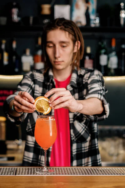 Barmen Buz Alkol Dolu Şarap Bardağına Portakal Dilimi Ekleyerek Aperol — Stok fotoğraf