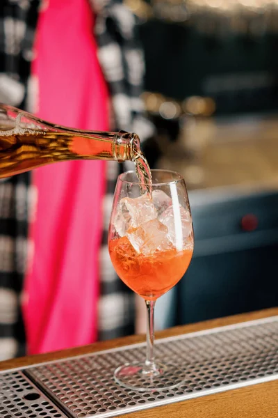 Zubereitung Aperol Spritz Cocktail Barkeeper Gießt Prosecco Ein Glas Mit — Stockfoto