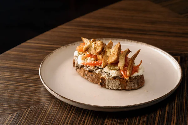 レストランでトマトチーズとフライドチキンとおいしいブルスケッタ 健康食品美食 — ストック写真