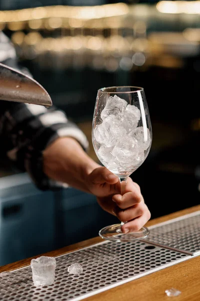 Professioneller Barkeeper Gießt Eiswürfel Mit Einer Schaufel Ein Glas Und — Stockfoto