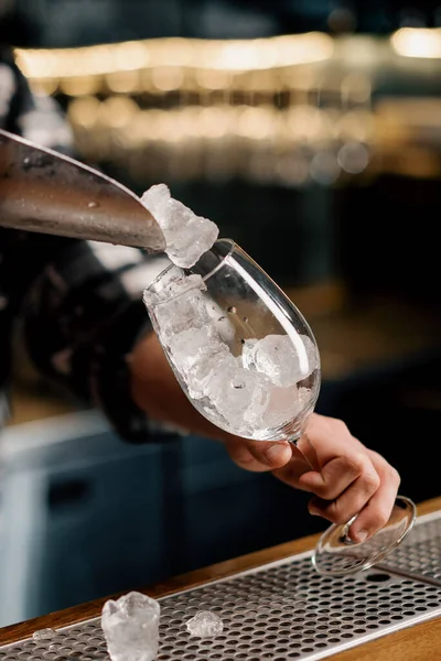 Professioneller Barkeeper Gießt Eiswürfel Mit Einer Schaufel Ein Glas Und — Stockfoto