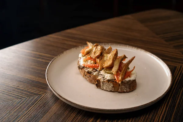 レストランでトマトチーズとフライドチキンとおいしいブルスケッタ 健康食品美食 — ストック写真