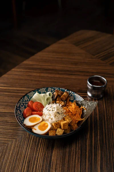 東洋料理店で野菜とご飯をソースでのせたおいしい鮭丼 Healthy Asian Food — ストック写真