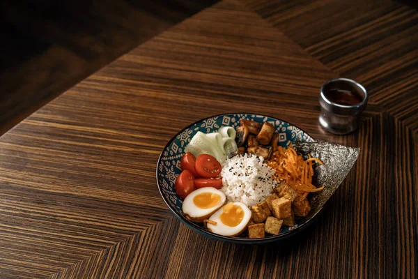 東洋料理店で野菜とご飯をソースでのせたおいしい鮭丼 Healthy Asian Food — ストック写真