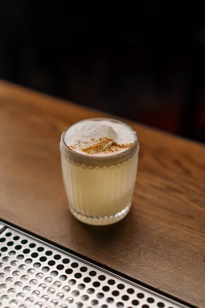 Köstliche Alkoholische Kokosnuss Paradies Cocktail Steht Auf Bar Party Club — Stockfoto
