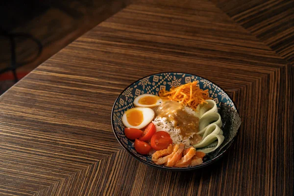 東洋料理店で野菜とご飯をソースでおいしいサーモン丼 Healthy Asian Food — ストック写真