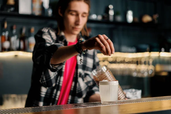 Young Bartender Dreadlocks Adds Coconut Shavings Coconut Paradise Cocktail Bar — Stock Photo, Image