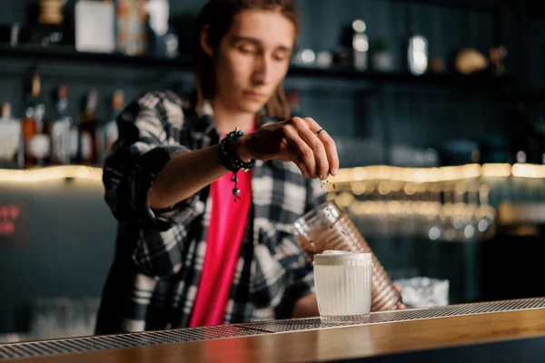 Jonge Barman Met Dreadlocks Voegt Kokosnoot Krullen Kokosnoot Paradijs Cocktail — Stockfoto