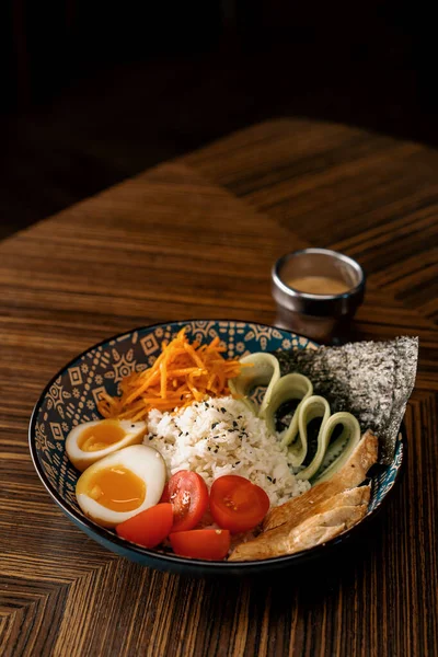 東洋料理店で野菜とライスソースのチキン丼 Healthy Asian Food — ストック写真