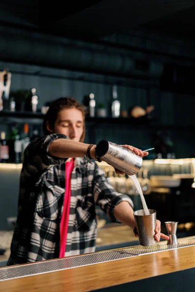 Bartender Profissional Criando Uma Bebida Coquetel Bartender Experiente Derrama Uma — Fotografia de Stock