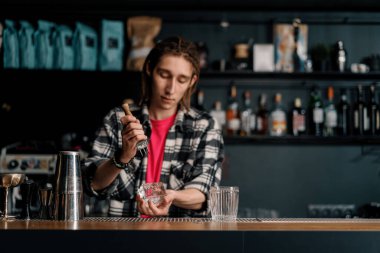 Barmen buzu kırıyor. Erkek ellerinin yakın plan buzu kırıyor. Barda keskin bir aletle.