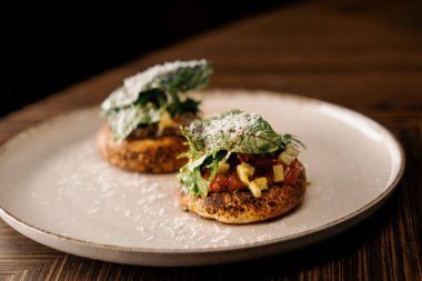 Lokantada masanın üzerine peynir serpiştirilmiş mantar ezmesi ve kapsika serpiştirilmiş lezzetli naanlar.