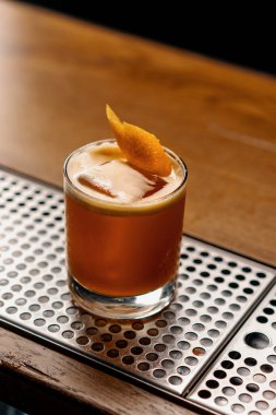 Jager Sour 'un buz küpüyle barda beklediği nefis alkollü kokteylin yakın çekimi.