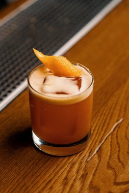 Jager Sour 'un buz küpüyle barda beklediği nefis alkollü kokteylin yakın çekimi.