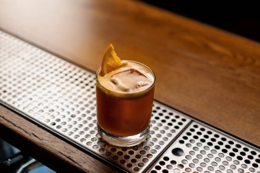 Jager Sour 'un buz küpüyle barda beklediği nefis alkollü kokteylin yakın çekimi.