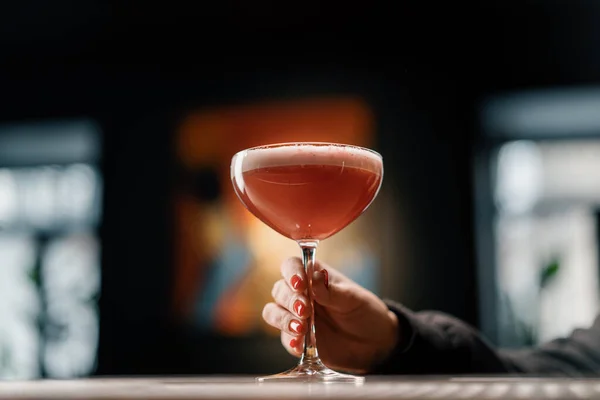 Kunde Hält Köstlichen Rosafarbenen Frisch Zubereiteten Himbeermilchpunsch Cocktail Der Hand — Stockfoto