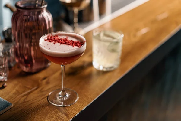 Bar Tezgahında Alkollü Içecekler Kavramında Yeni Yapılmış Lezzetli Kokteyller — Stok fotoğraf