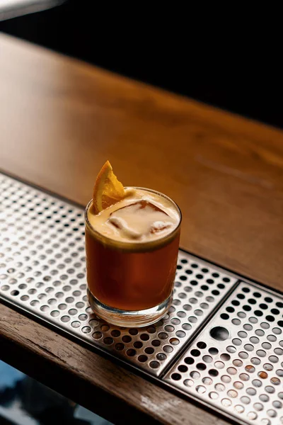 Närbild Färdiga Goda Alkoholhaltiga Cocktail Med Jager Sour Med Isbit — Stockfoto