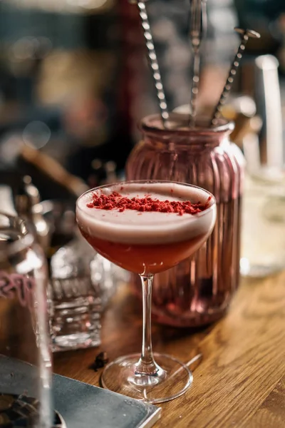 Klant Neemt Een Heerlijke Roze Vers Bereide Frambozenmelk Punch Cocktail — Stockfoto