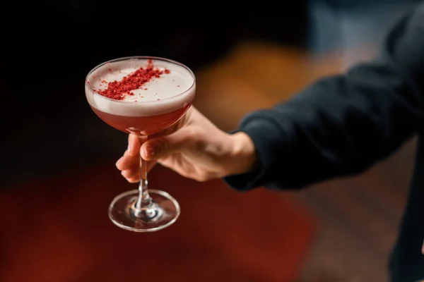 Klant Met Heerlijke Roze Vers Gemaakte Framboos Melk Punch Cocktail — Stockfoto