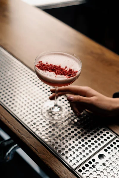 Klant Neemt Een Heerlijke Roze Vers Bereide Frambozenmelk Punch Cocktail — Stockfoto