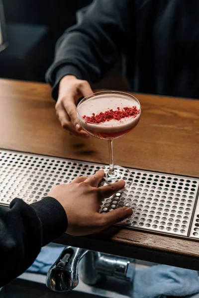 Camarero Delicioso Cóctel Ponche Leche Frambuesa Rosa Recién Preparado Para —  Fotos de Stock