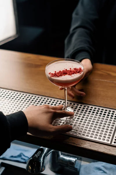 Barman Geeft Een Heerlijke Roze Vers Bereide Frambozenmelk Punch Cocktail — Stockfoto