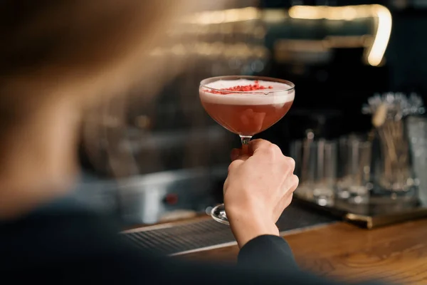 Der Kunde Nimmt Einen Leckeren Rosafarbenen Frisch Zubereiteten Himbeermilchpunsch Cocktail — Stockfoto