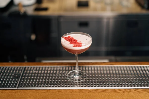 Heerlijke Roze Vers Bereide Melk Punch Cocktail Met Frambozen Staat — Stockfoto