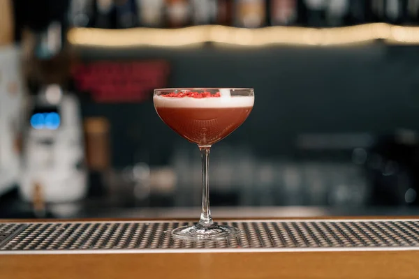 Leckerer Rosafarbener Frisch Zubereiteter Milchpunsch Cocktail Mit Himbeeren Steht Auf — Stockfoto