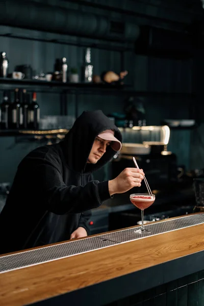 Bartender Prepares Milk Punch Cocktail Puts Chopped Raspberries Top Drink — Stock Photo, Image