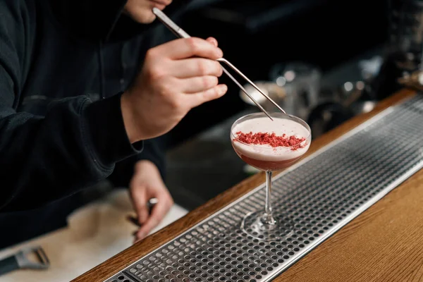 Barmen Sütlü Kokteyl Hazırlar Içkinin Üstüne Maşayla Ahududu Koyar — Stok fotoğraf