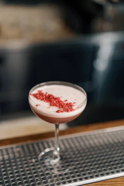 Leckerer Rosafarbener Frisch Zubereiteter Milchpunsch Cocktail Mit Himbeeren Steht Auf — Stockfoto