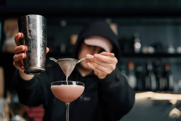 Barista Versa Cocktail Finito Bicchiere Trasparente Uno Shaker Attraverso Alcool — Foto Stock