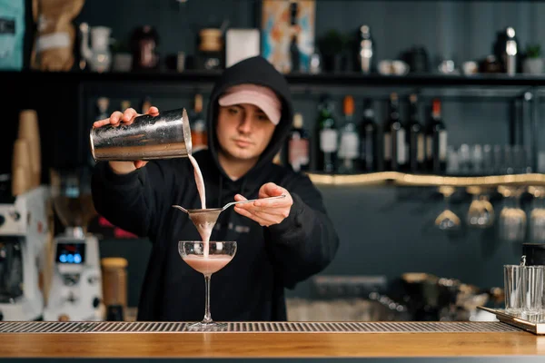 Bartender Pours Finished Cocktail Transparent Glass Shaker Strainer Alcohol — Stock Photo, Image