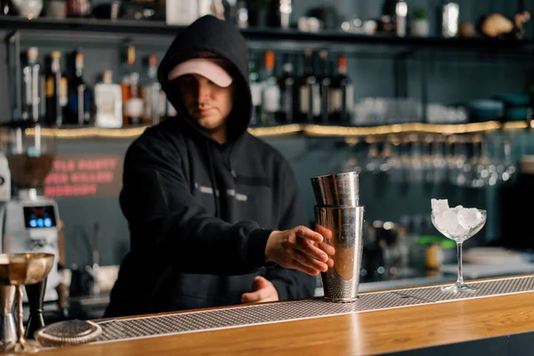 Camarero Comienza Preparar Cóctel Alcohólico Toma Agitador Del Bar Mano —  Fotos de Stock