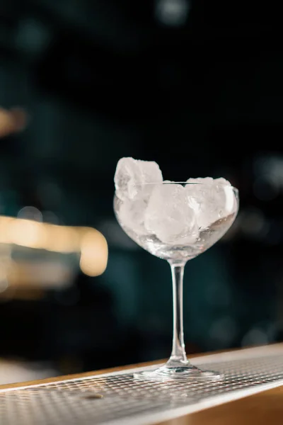 Eiswürfel Glas Aus Nächster Nähe Ein Glas Erfrischende Eiswürfel Zum — Stockfoto