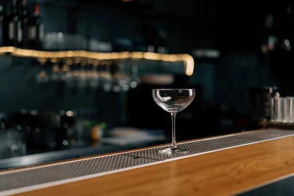 Barın Tezgahındaki Bardaktaki Bardakta Alkol Için Boş Bardaklar Var — Stok fotoğraf