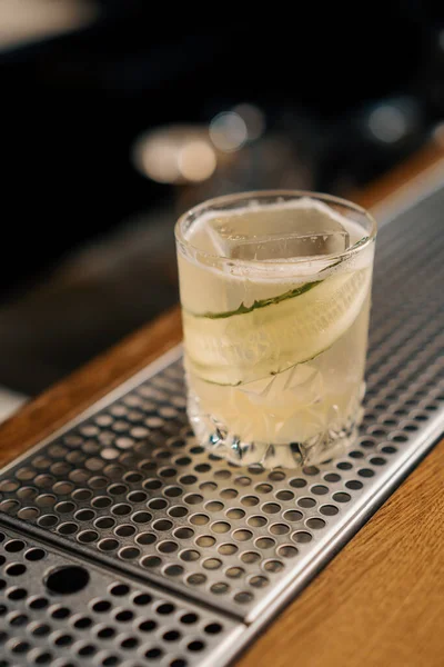 Frisch Zubereiteter Alkoholischer Gin Garden Cocktail Mit Gurkenaufschneider Steht Auf — Stockfoto