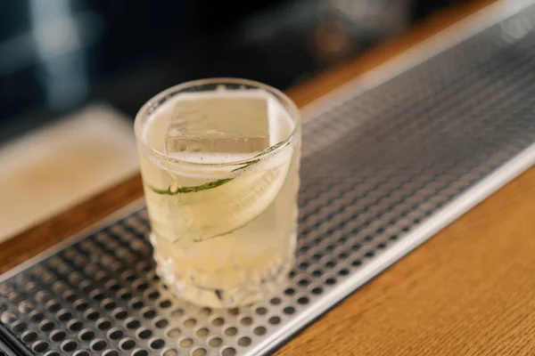Frisch Zubereiteter Alkoholischer Gin Garden Cocktail Mit Gurkenaufschneider Steht Auf — Stockfoto