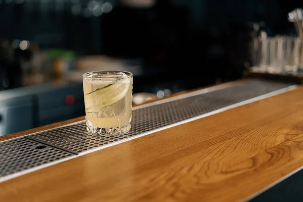 Frissen Elkészített Gin Kert Alkoholos Koktél Uborka Szeletelővel Áll Bárpulton — Stock Fotó