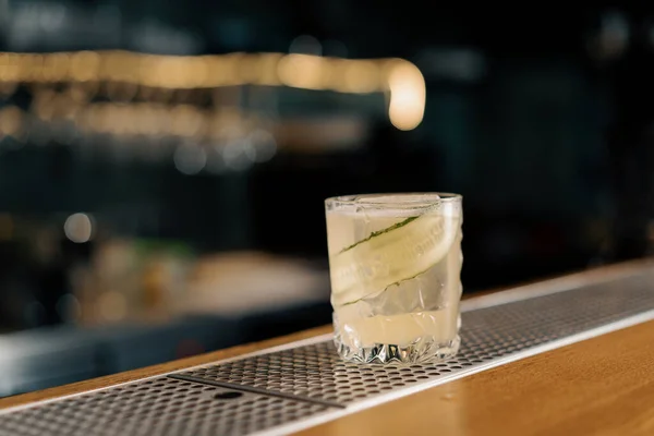 Nylagad Gin Trädgård Alkoholhaltig Cocktail Med Gurka Skivare Står Bardisken — Stockfoto