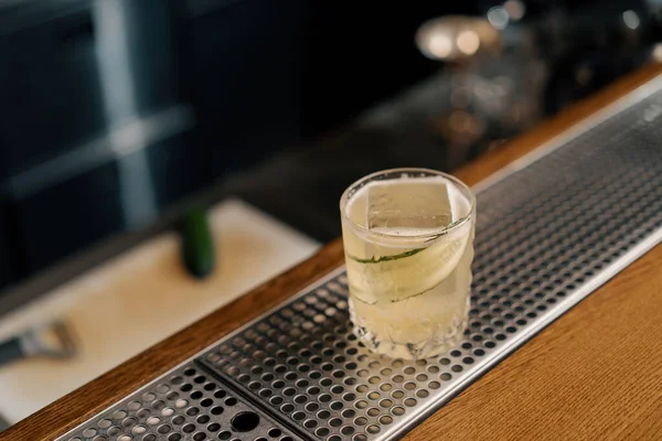Vers Bereide Gin Tuin Alcoholische Cocktail Met Een Komkommer Snijmachine — Stockfoto